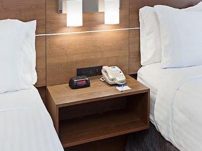 Express & By Ihg 2* Corona