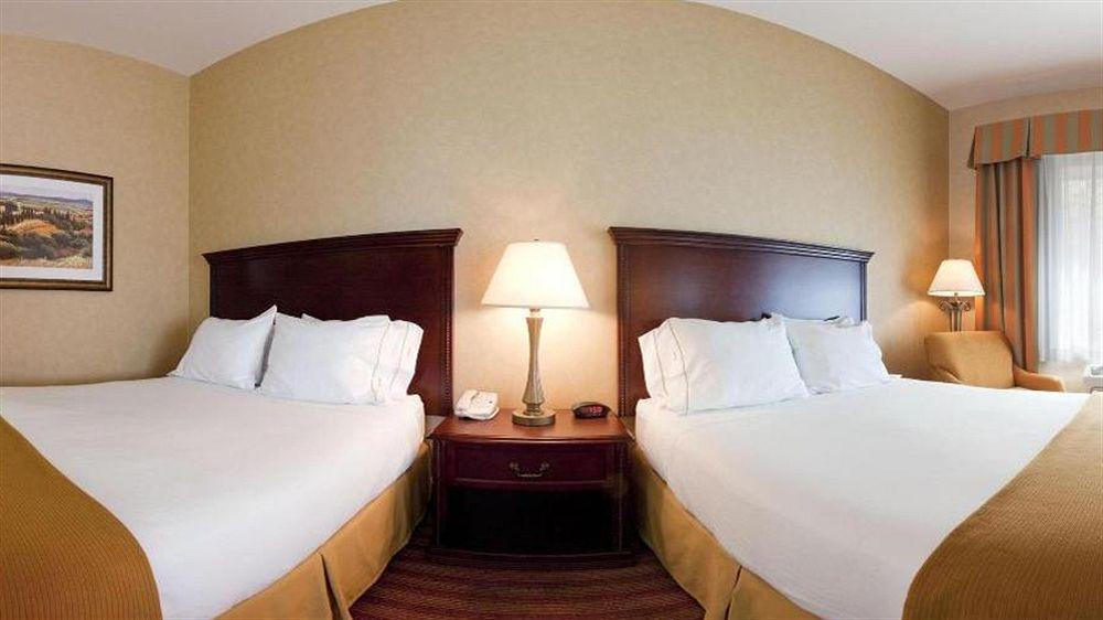 Express & By Ihg 2* Corona