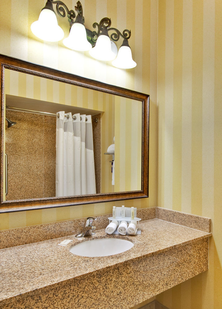 Express & By Ihg 2* Corona