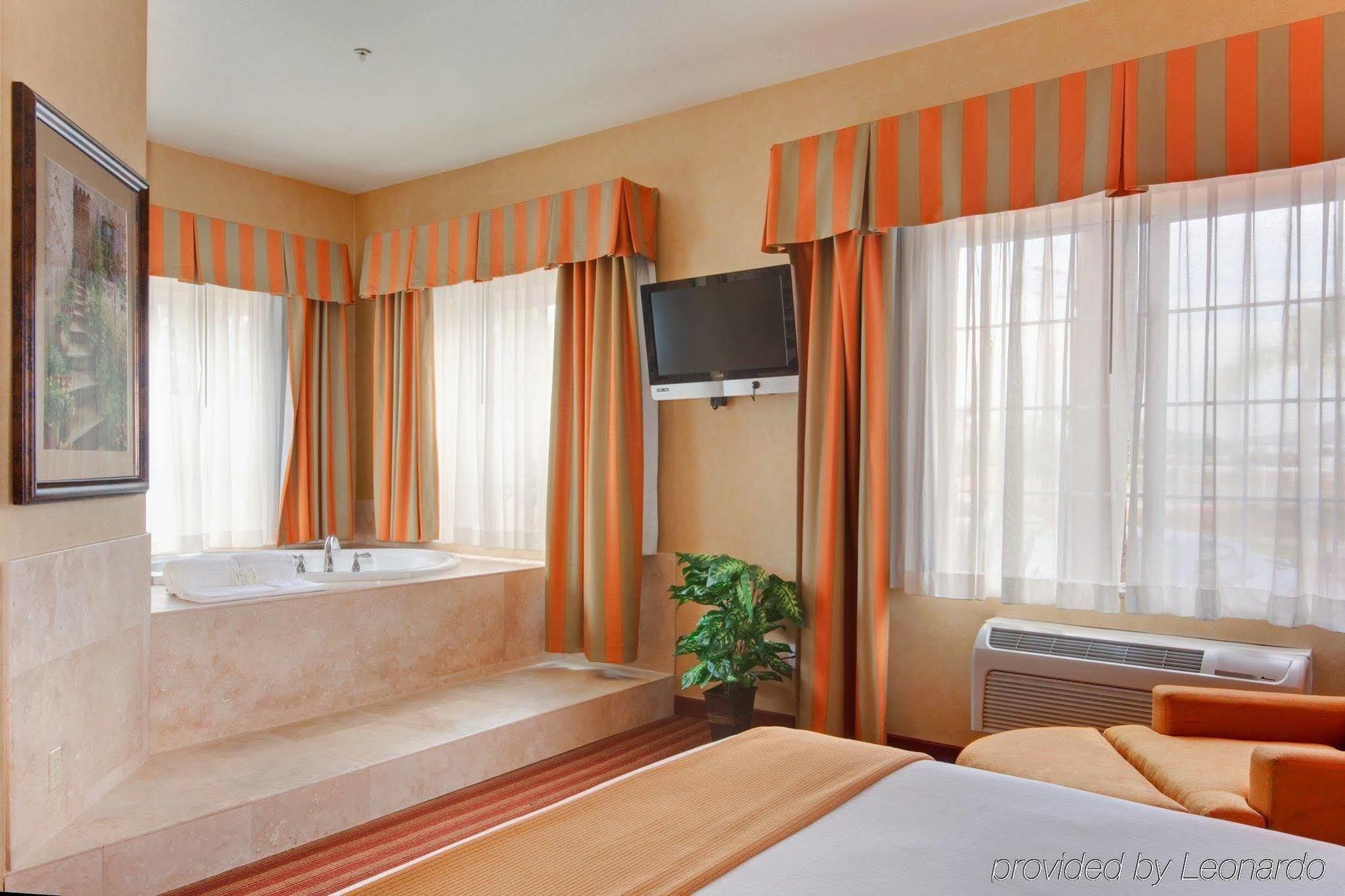 Express & By Ihg 2* Corona